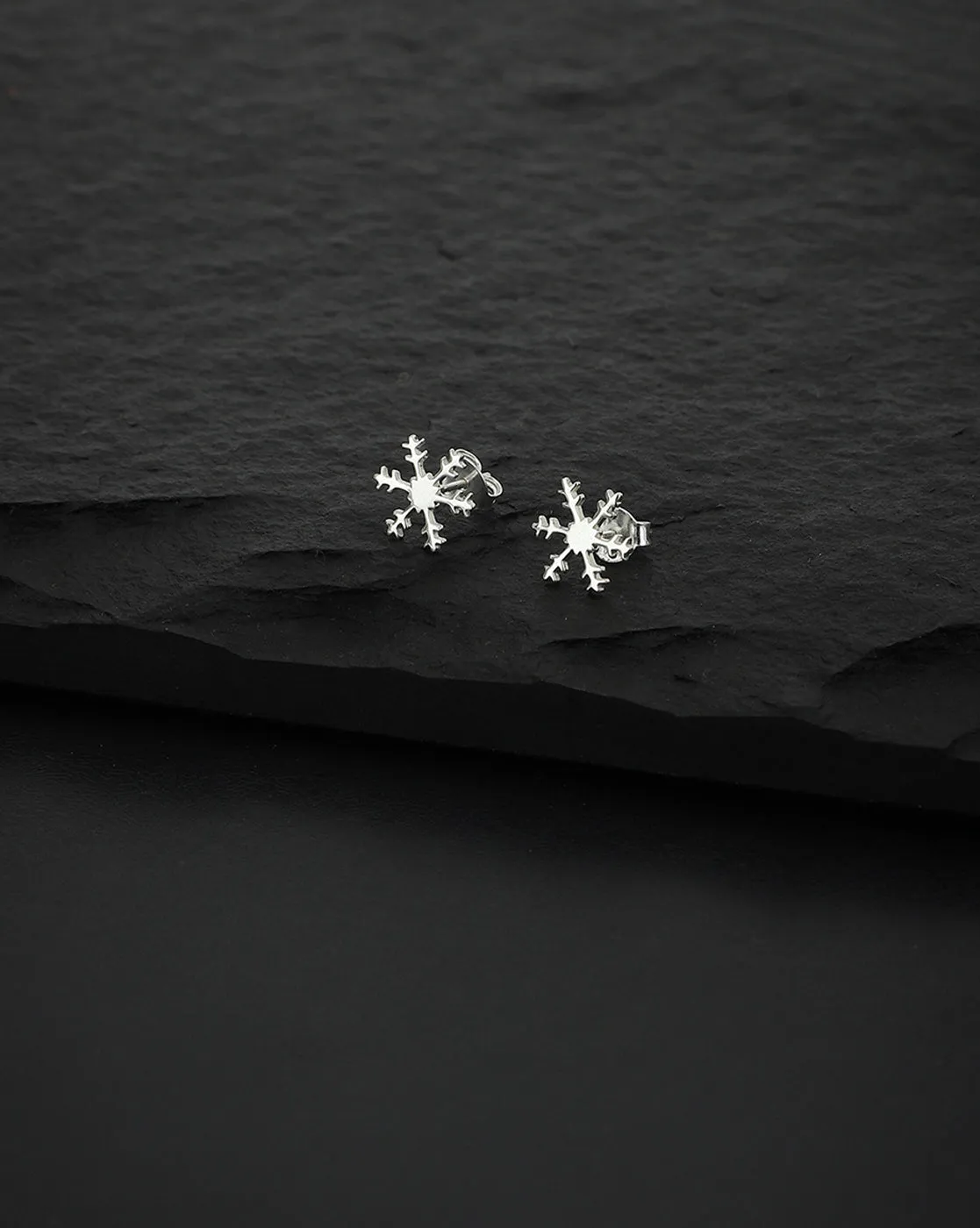 Carlton London 925 Sterling Silver Rhodium Plated Floral Stud Earring For Women